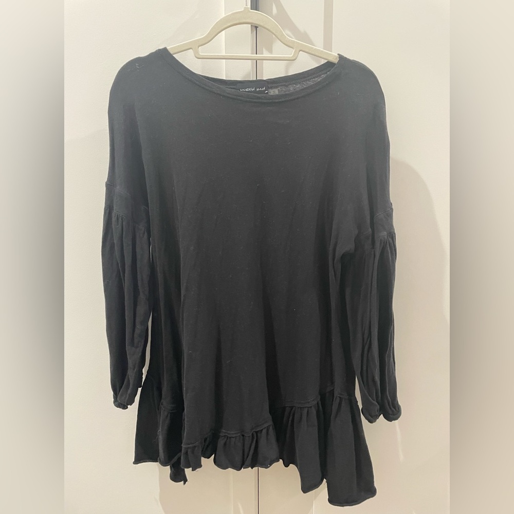 Mustard Seed Medium Ruffled Black Long Sleeved Top. 🖤🌸
